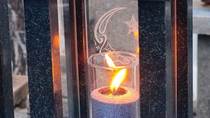 Лампада из гранита с гравировкой полумесяца